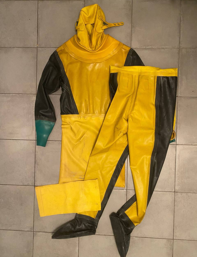 Heavy rubber scuba 2 piece dive suit Heavy rubber scuba 2 piece dive suit
